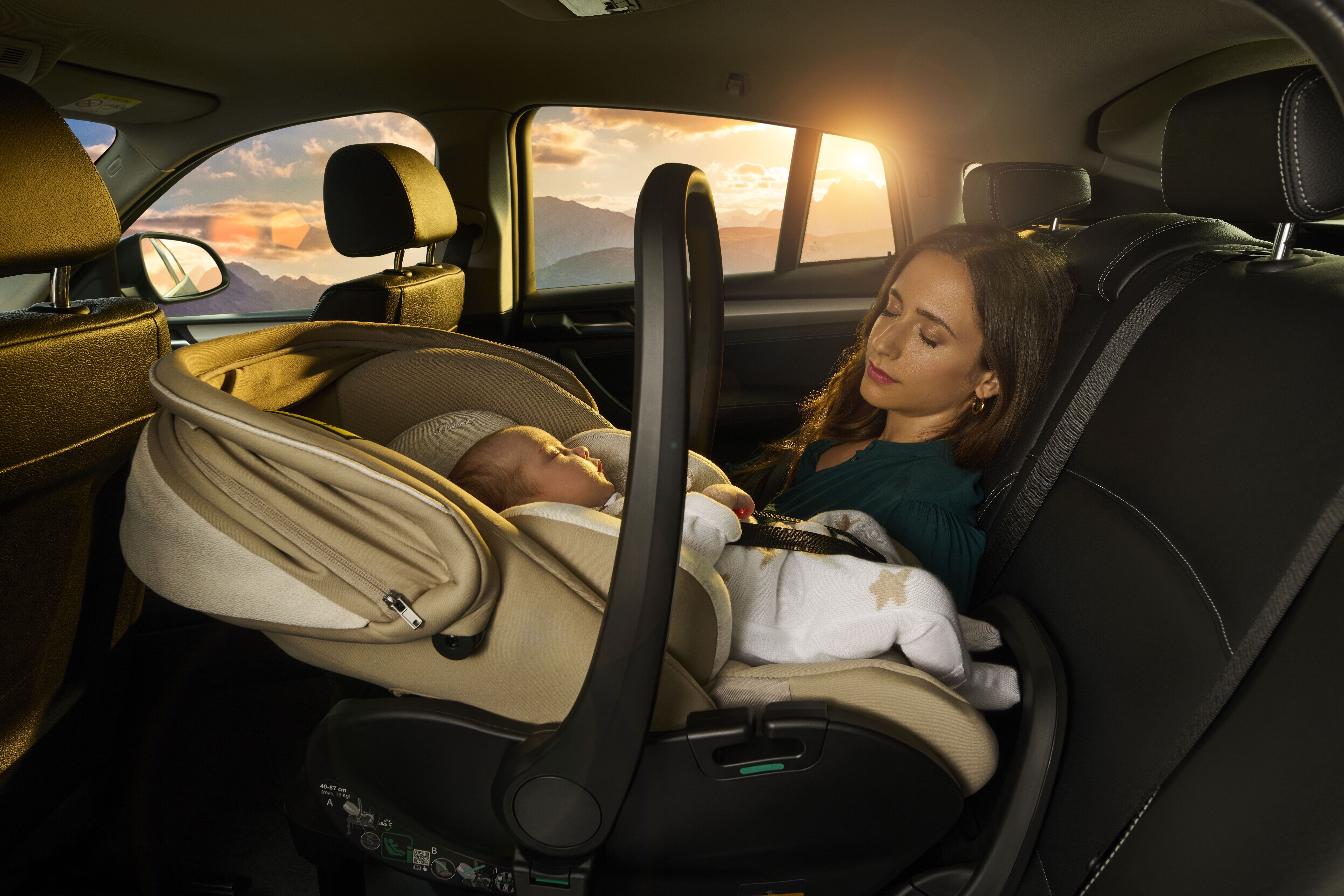https://www.chicco.pt/dw/image/v2/BJJJ_PRD/on/demandware.static/-/Sites-Chicco-Portugal-Library/pt_PT/dwe7564906/site/13-Conselhos/Artigos/Em viagem/come trasportare neonato in auto_v2.jpg